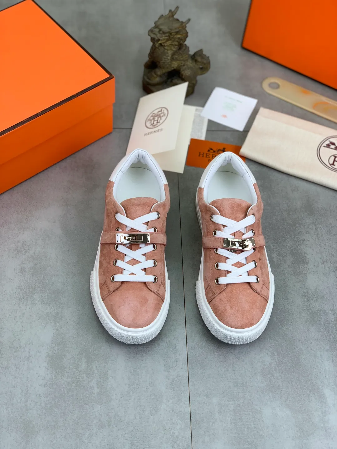 Men's men's shoes 💰P640 New Hermes top version Hermès classic couple style #𝐊𝐞𝐥𝐥𝐲 buckle casual white shoes skateboard shoes that will not conflict with shoes at all. Full of unknowns, Hermès rarely produces flat casual shoes and they are paired with classic palladium-plated Kelly shoe buckles! You'll fall in love with it at first sight. It's super versatile and can be worn with any skirt or pants. 🉑️Close your eyes and wear it. It's super noble. Fabric: Specific cowhide/canvas material. Lining: Sheepskin lining. Outsole: Original molded TPU outsole. Size: 35-45.